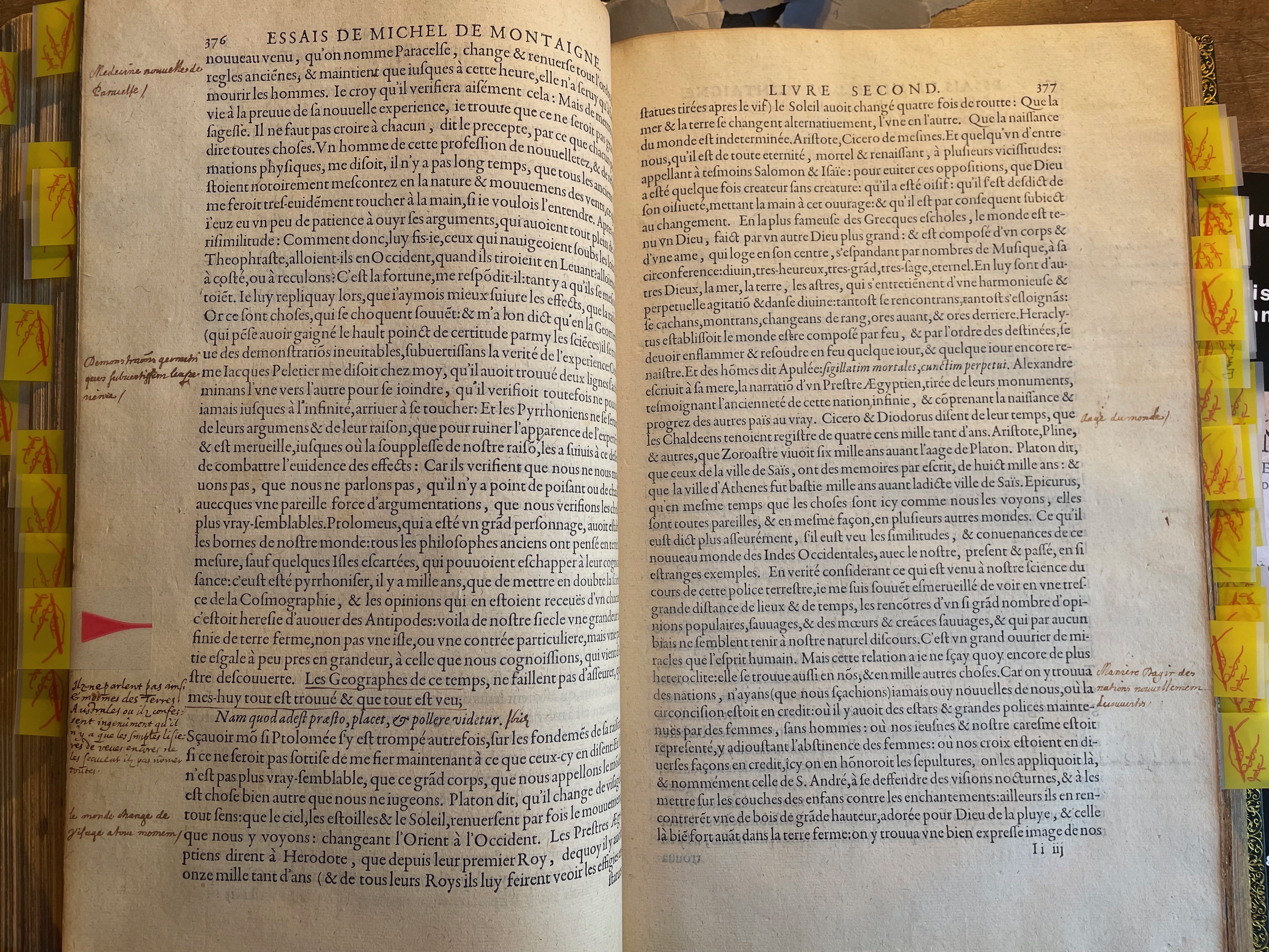 12. - p. 376-377, Livre II. Les Essais, 1595. Exemplaire Laval.