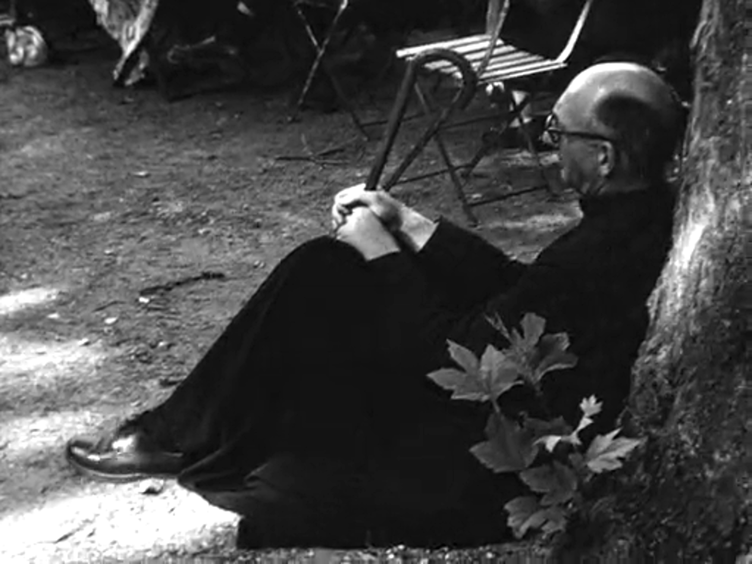 L'abbé Raymond Marcel se reposant lors du congrès Léonard de Vinci à Amboise en 1952 (numérisation : Ciclic)